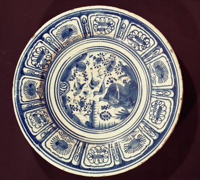 Plato azul, derivado de una exportación tardía de Ming, posiblemente de la fábrica Christian Wilhelm, Southwark, Londres, c.1635-40 de English School